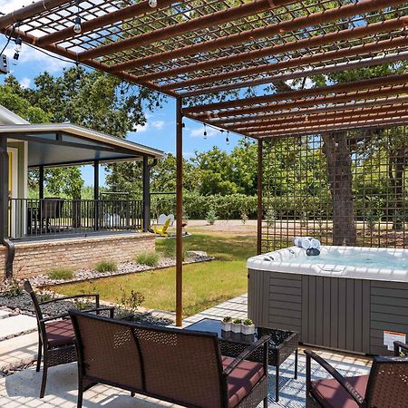 Blumenhaus Sleeps 6 Full Kitchen Plus Hot Tub Fredericksburg Exterior photo