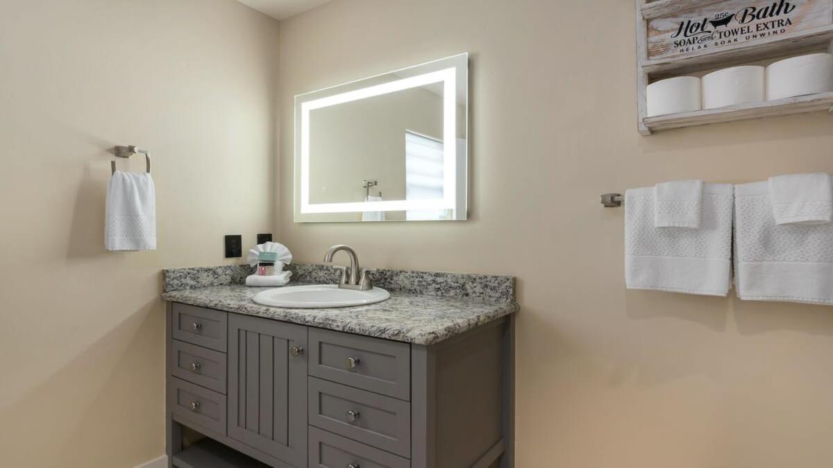 Blumenhaus Sleeps 6 Full Kitchen Plus Hot Tub Fredericksburg Exterior photo