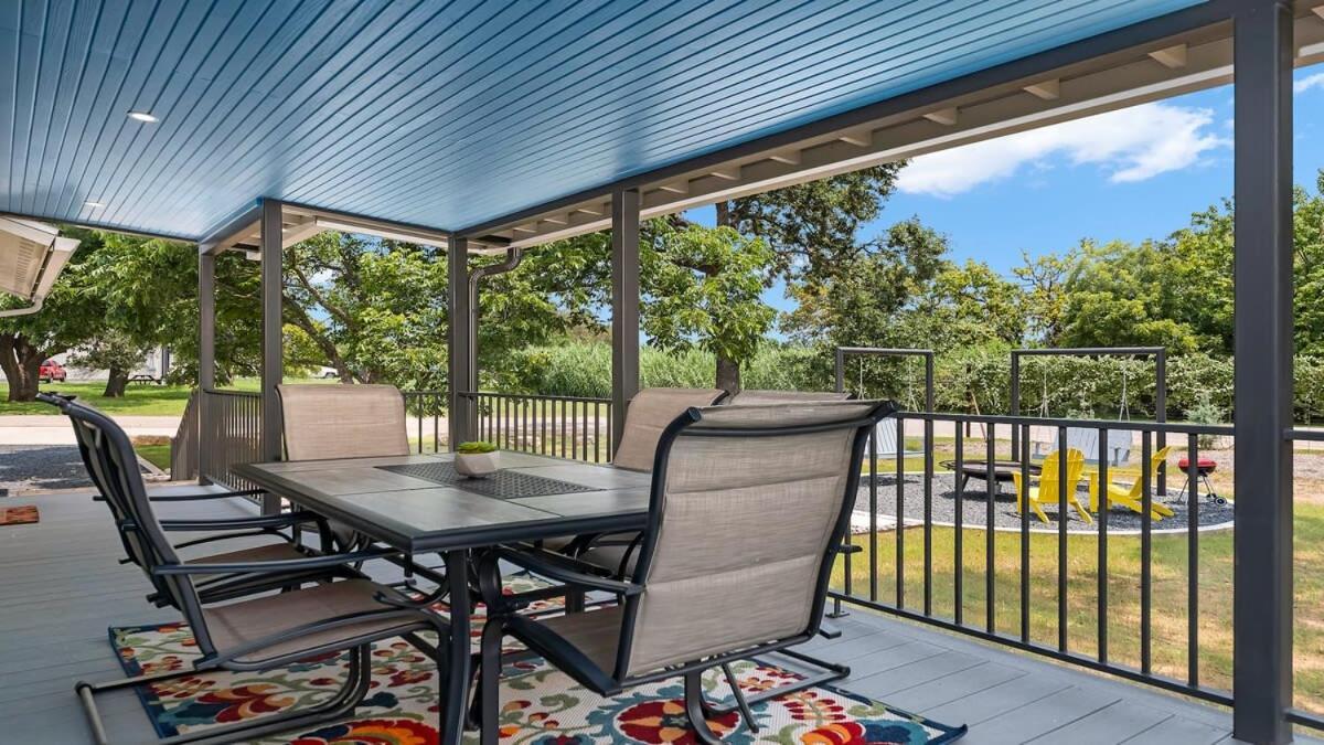 Blumenhaus Sleeps 6 Full Kitchen Plus Hot Tub Fredericksburg Exterior photo