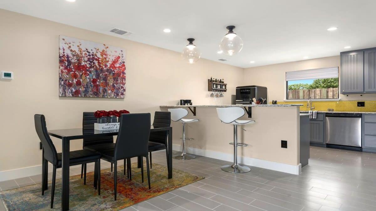 Blumenhaus Sleeps 6 Full Kitchen Plus Hot Tub Fredericksburg Exterior photo
