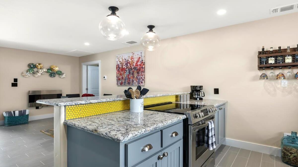 Blumenhaus Sleeps 6 Full Kitchen Plus Hot Tub Fredericksburg Exterior photo